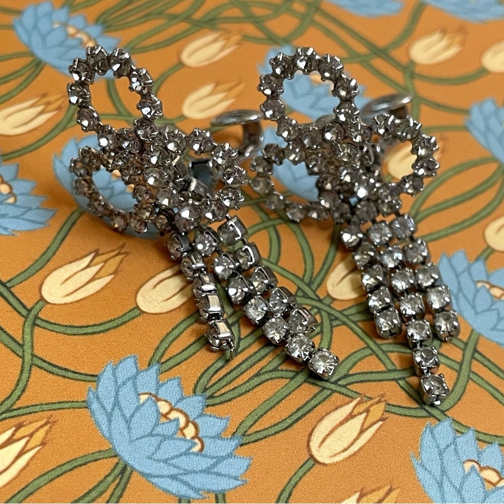 Vintage rhinestone trefoil and triple strand clip earrings - Picture 5 of 10